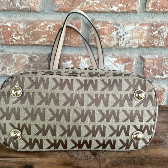 New Michael Kors Bag - Picture 6 of 8